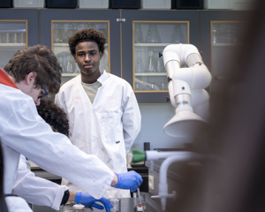 Drenge i laboratorie