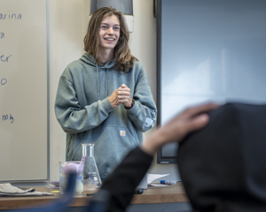 Ung gymnasiedreng holder oplæg